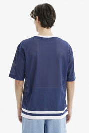 Polera oversize azul de hombre con cuello en V blanco y estampa grande del n_x0000_famero 71 en el frente estilo deportivo