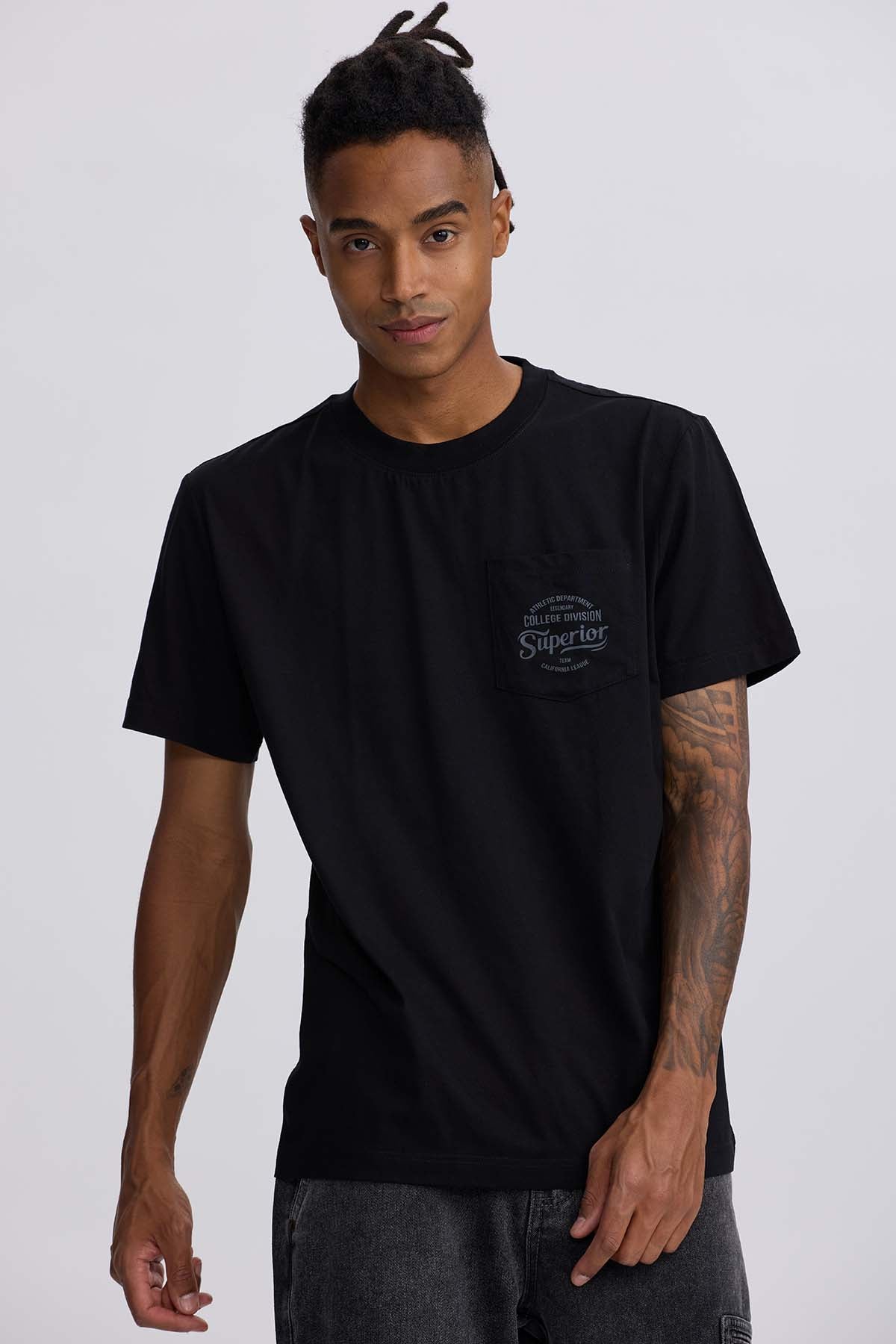 Polera hombre negra con bolsillo contraste