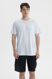 Polera Hombre Con Bolsillo Print Celeste Claro