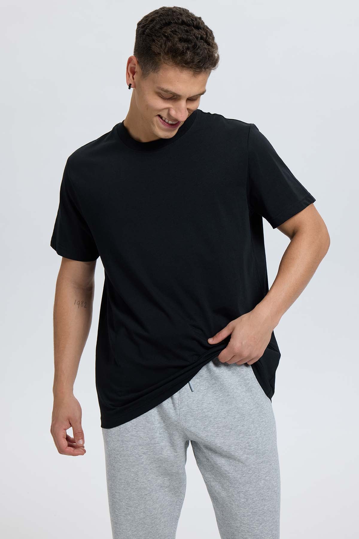 Polera negra hombre long fit básica