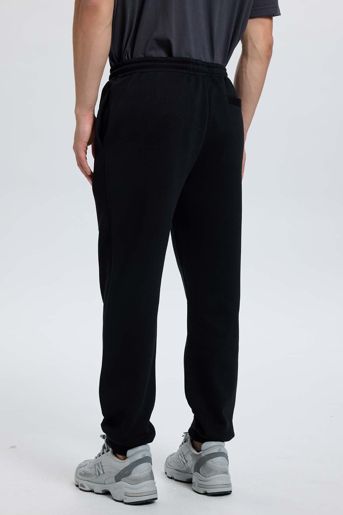 Pantalón buzo hombre jogger negro