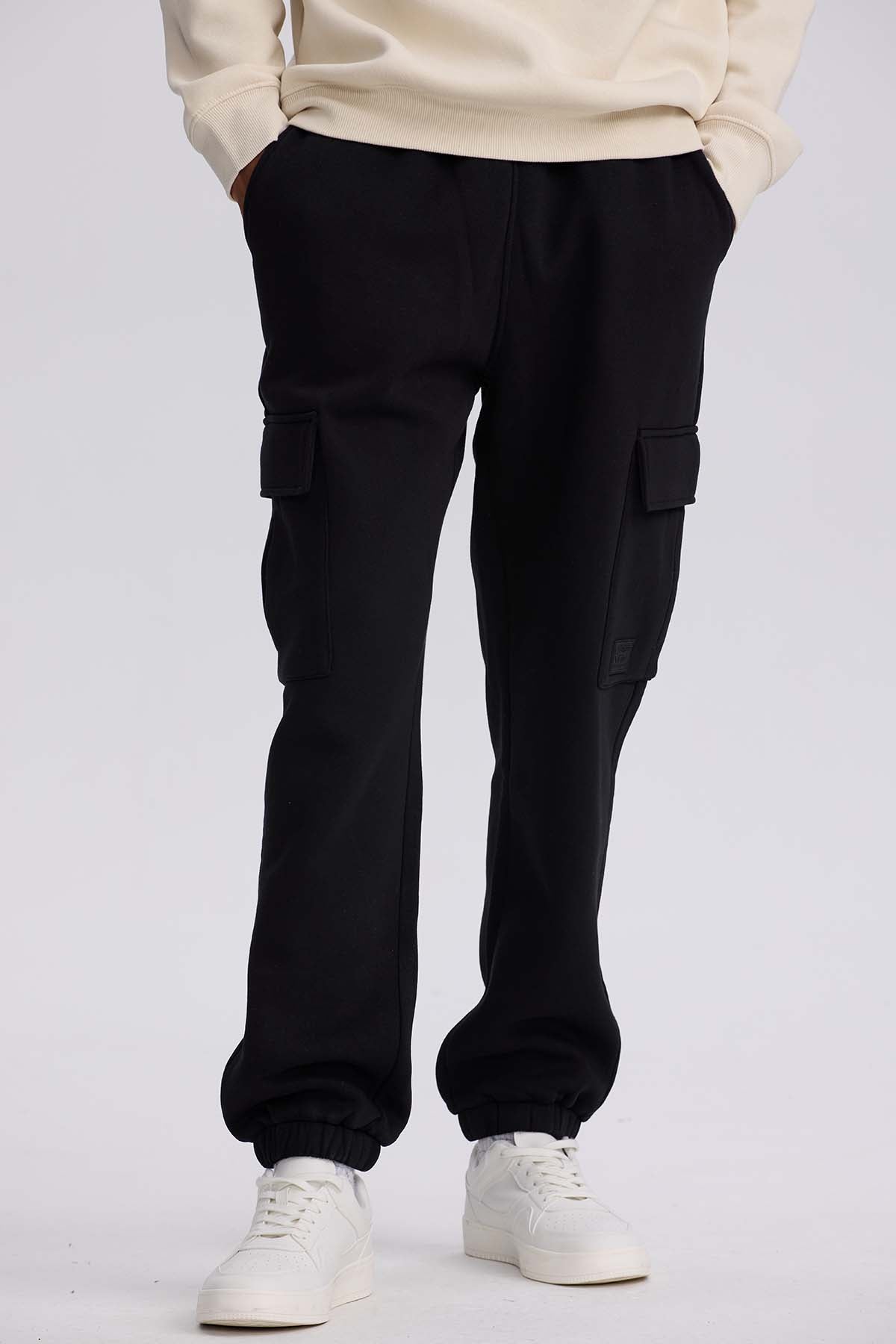 Pantalón buzo hombre cargo negro