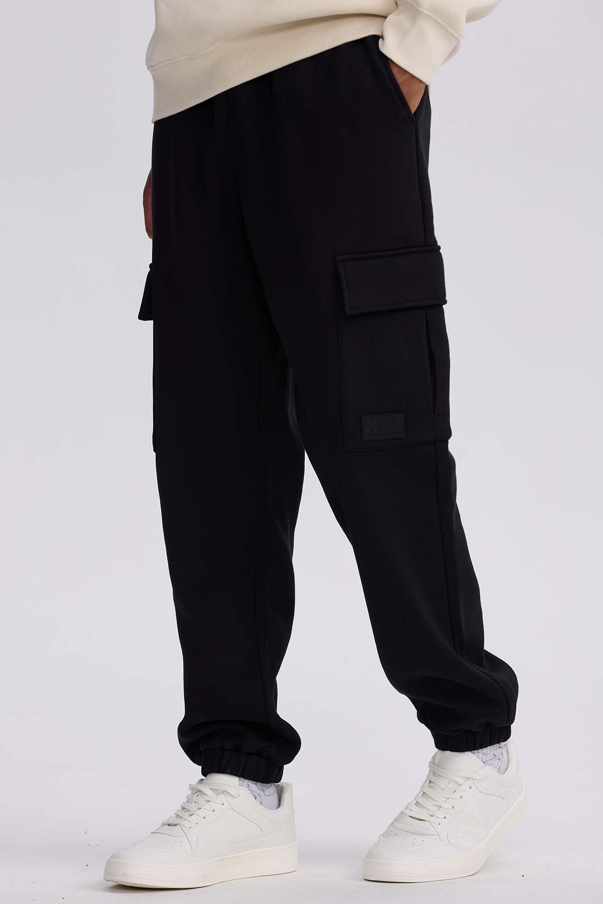 Pantalón buzo hombre cargo negro