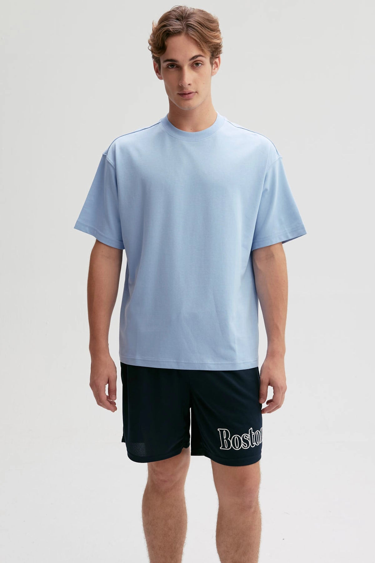 Polera hombre loose fit celeste de manga corta con diseño sencillo