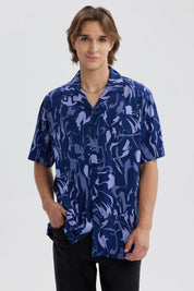 Camisa hombre azul marino con estampado abstracto en tonos claros