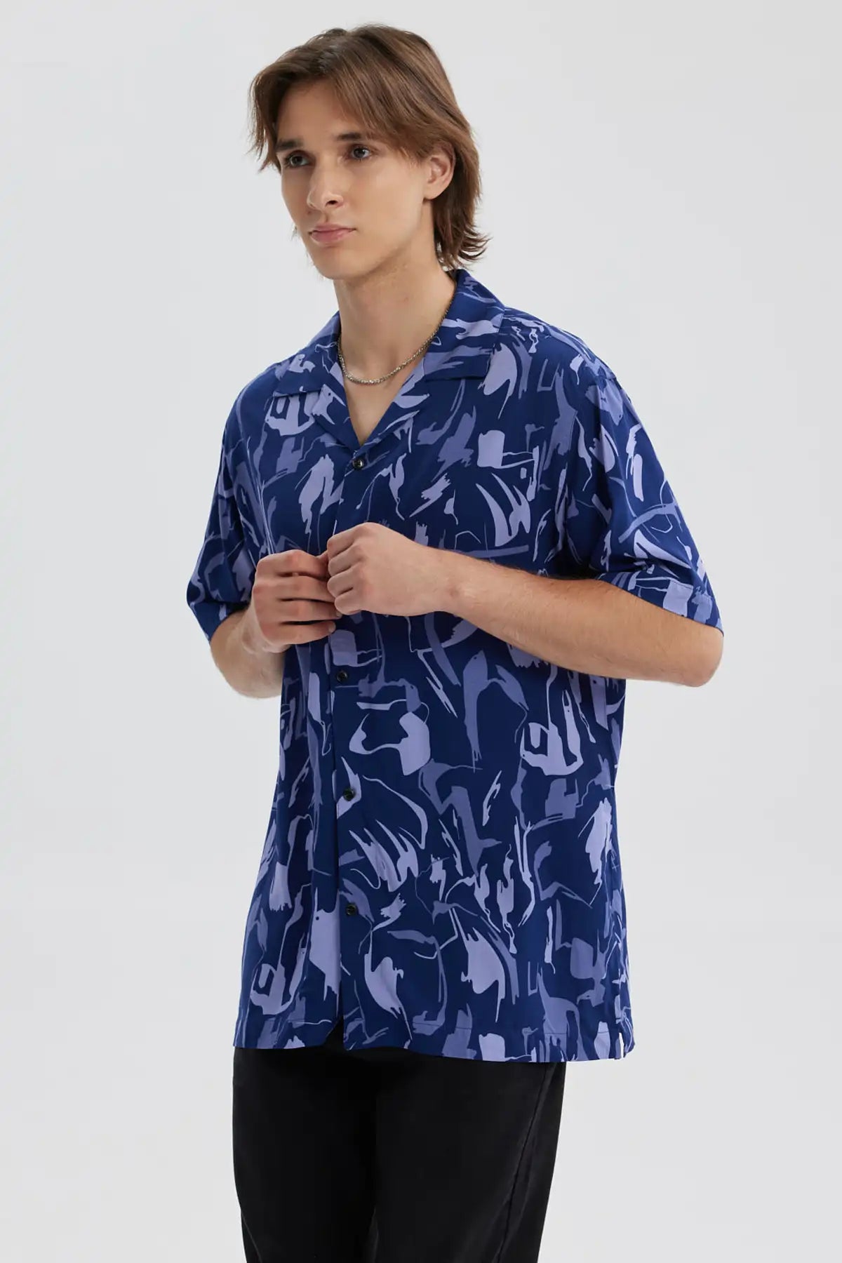 Camisa hombre azul marino con estampado abstracto en tonos claros