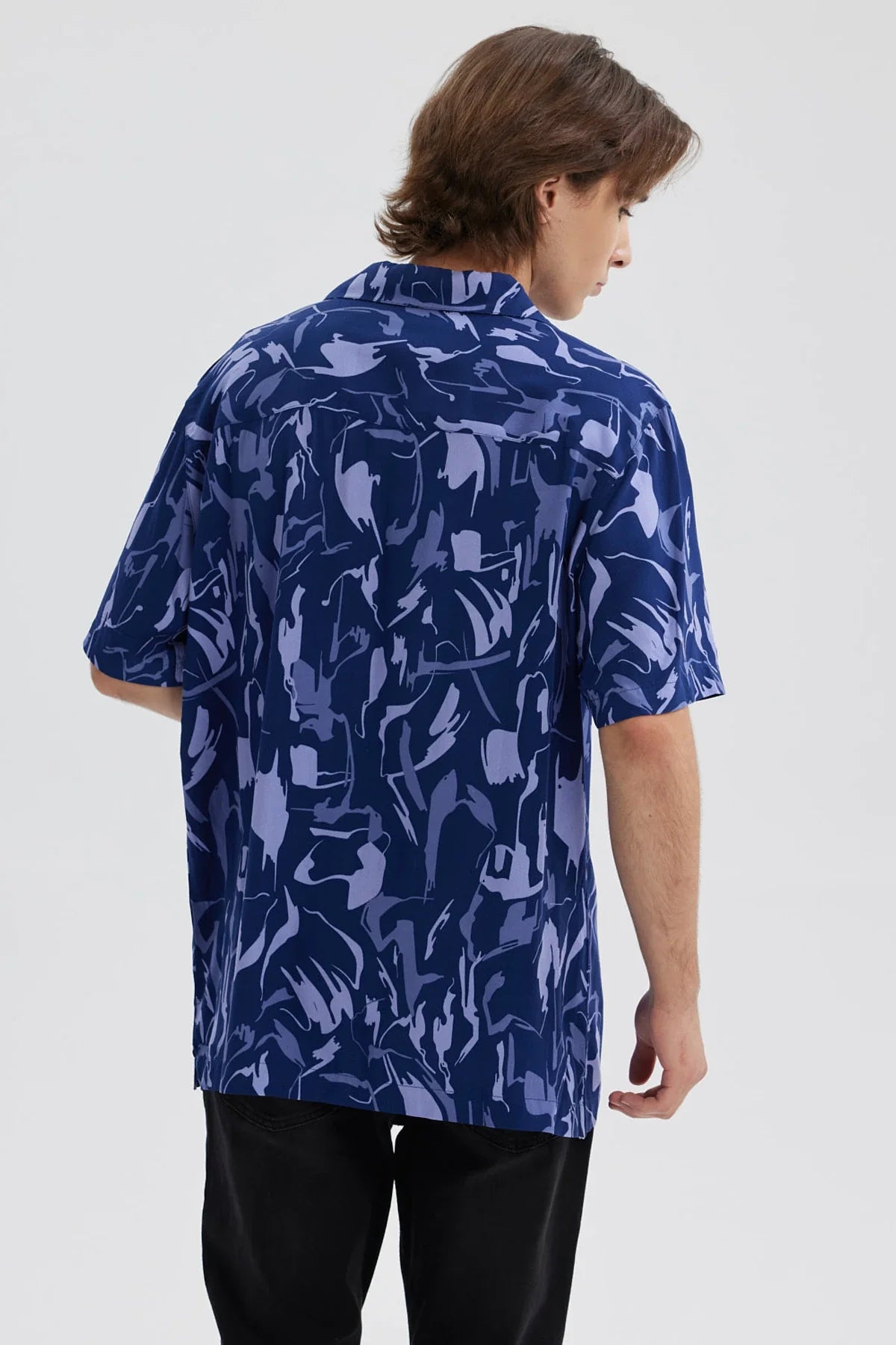 Camisa hombre azul marino con estampado abstracto en tonos claros