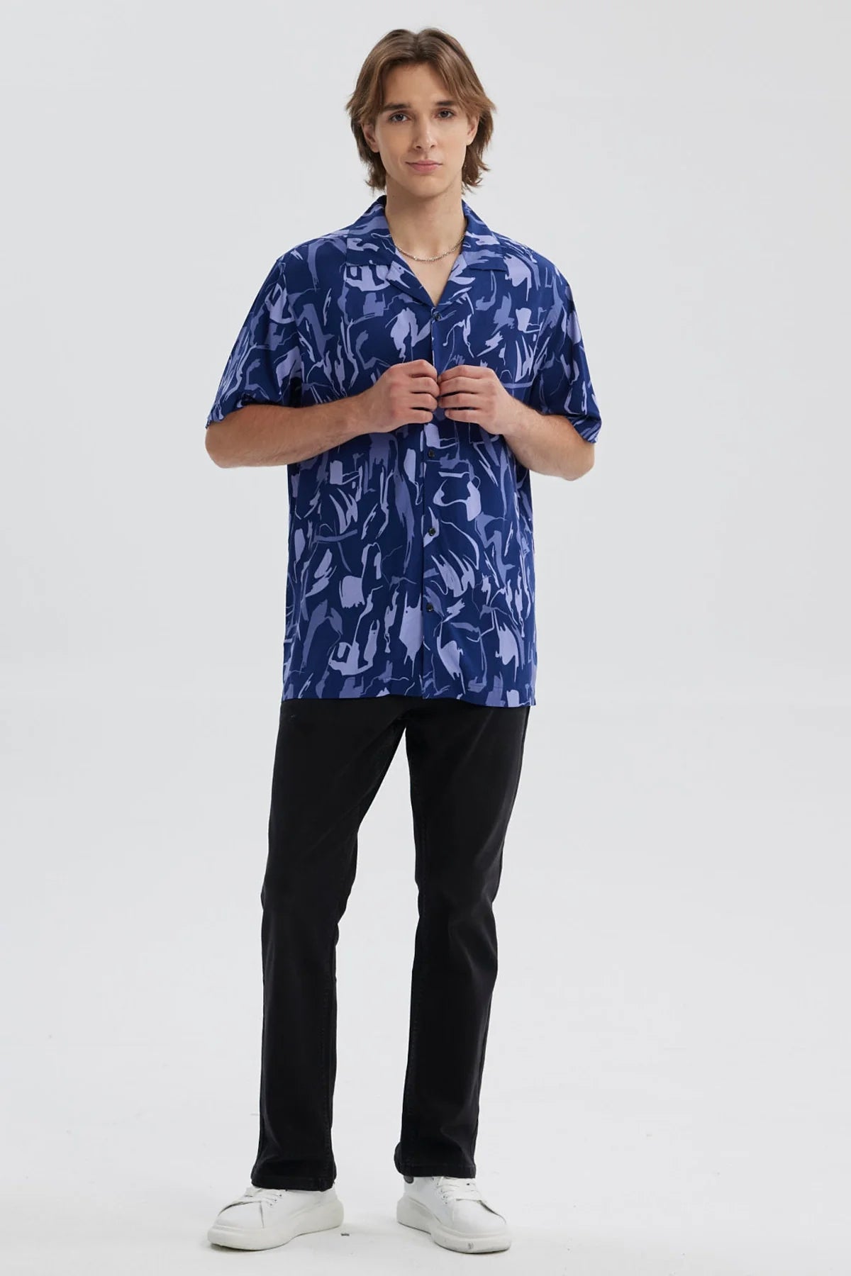 Camisa hombre azul marino con estampado abstracto en tonos claros