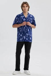 Camisa hombre azul marino con estampado abstracto en tonos claros