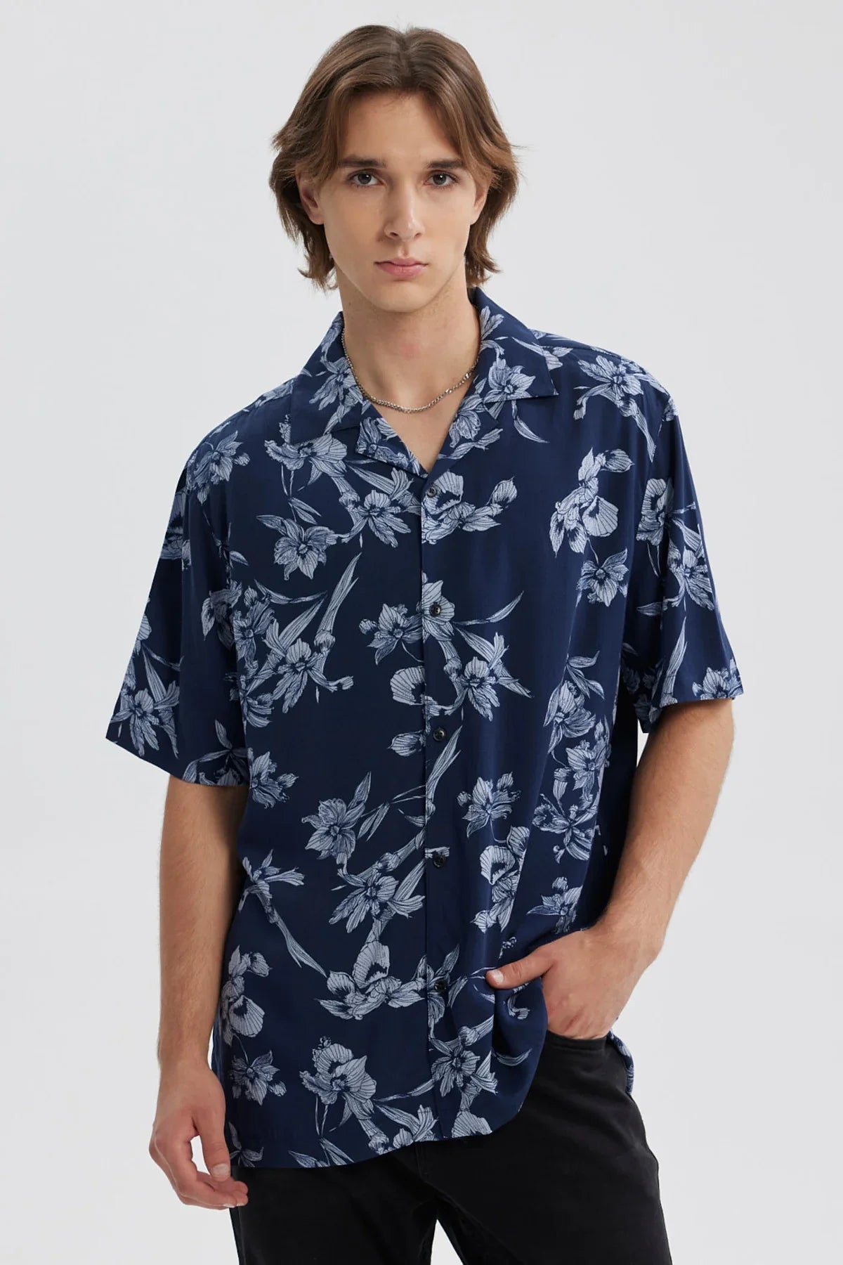 Camisa azul oscuro para hombre con estampado floral en tonos claros