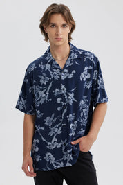 Camisa azul oscuro para hombre con estampado floral en tonos claros