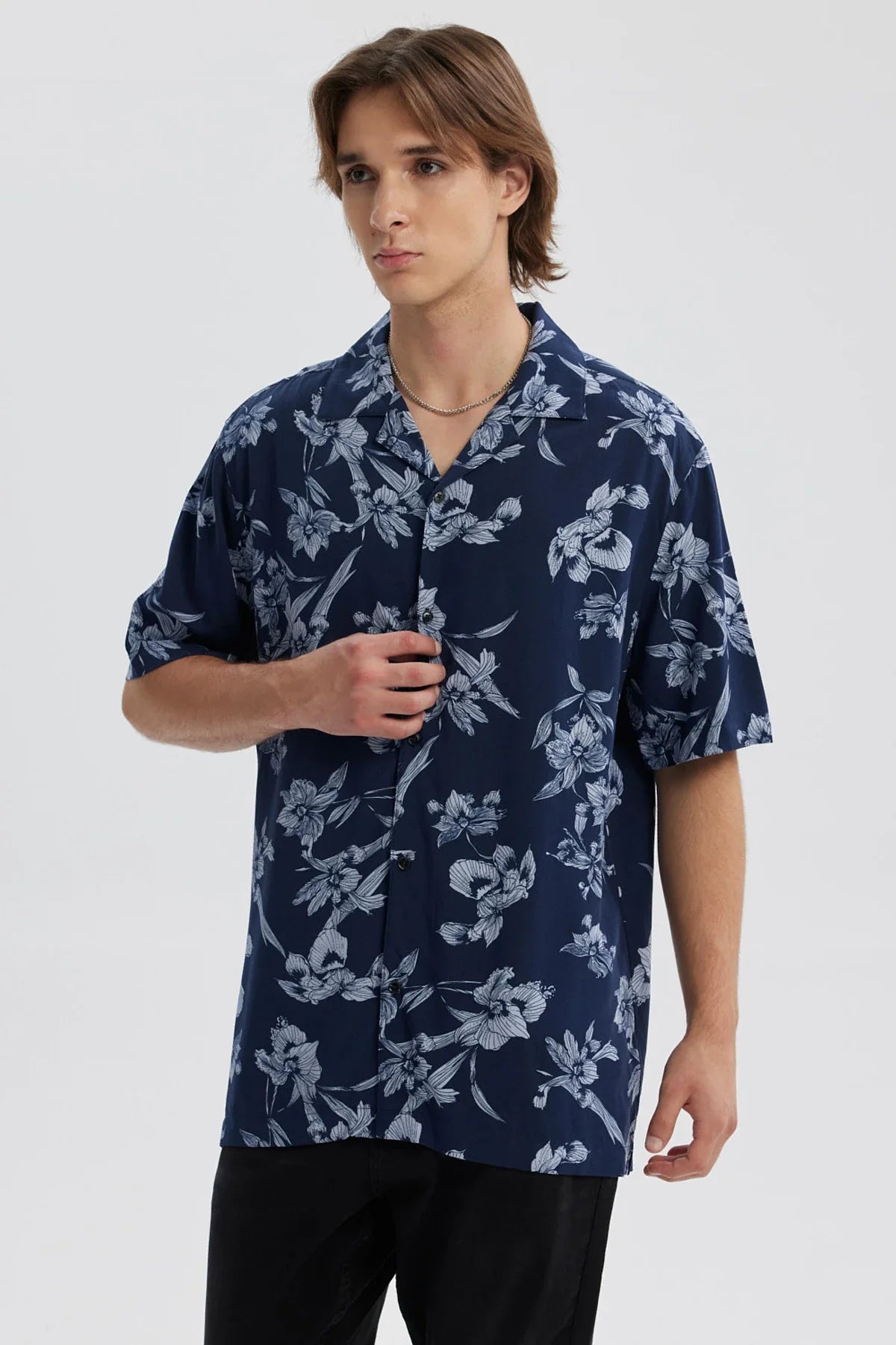 Camisa azul oscuro para hombre con estampado floral en tonos claros