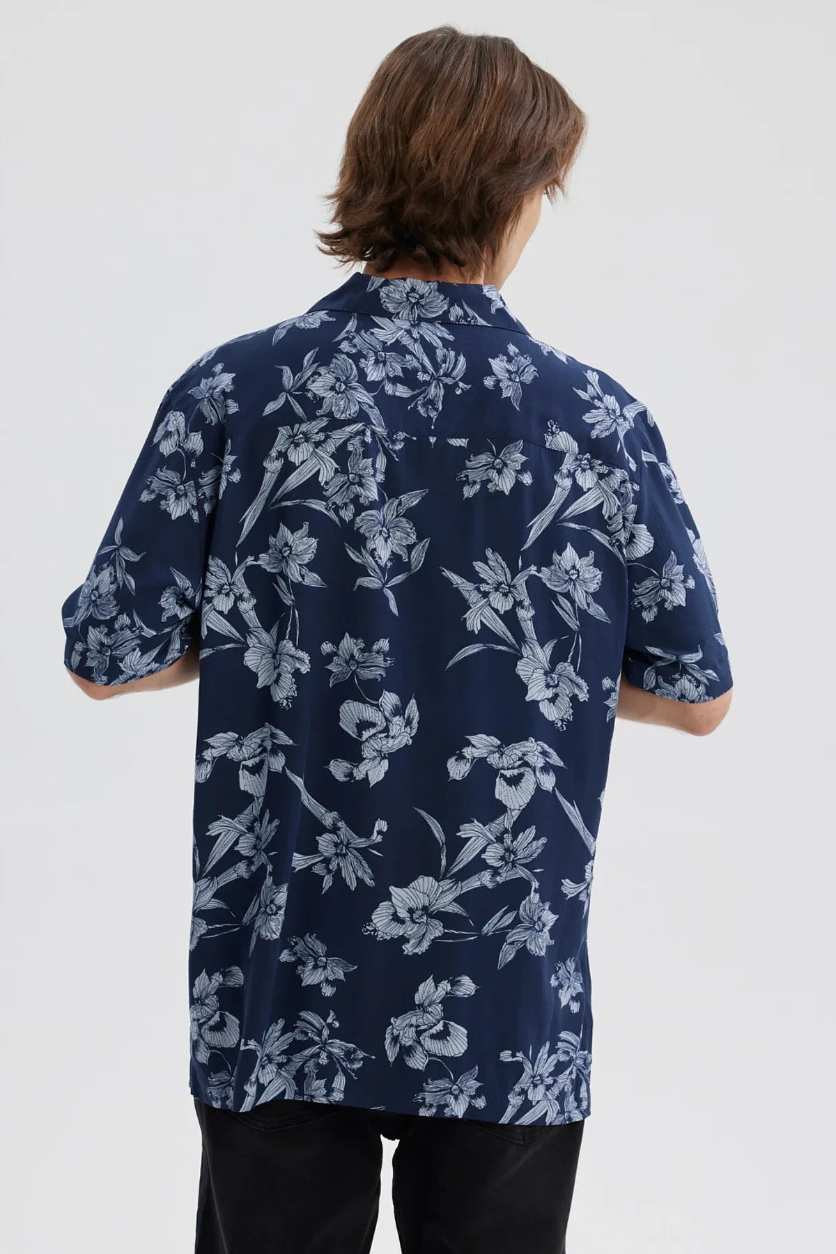 Camisa azul oscuro para hombre con estampado floral en tonos claros