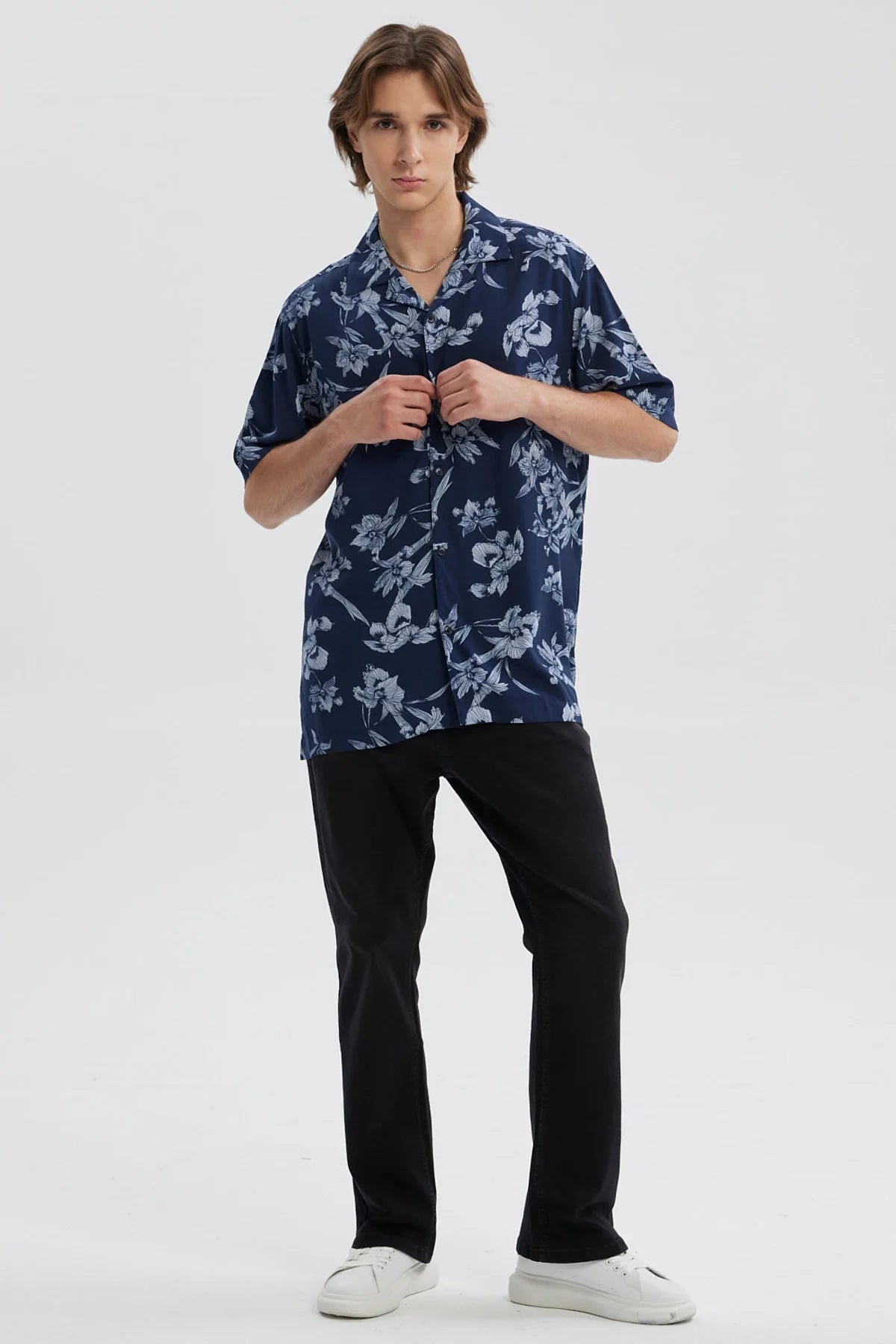 Camisa azul oscuro para hombre con estampado floral en tonos claros