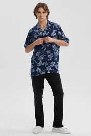 Camisa azul oscuro para hombre con estampado floral en tonos claros