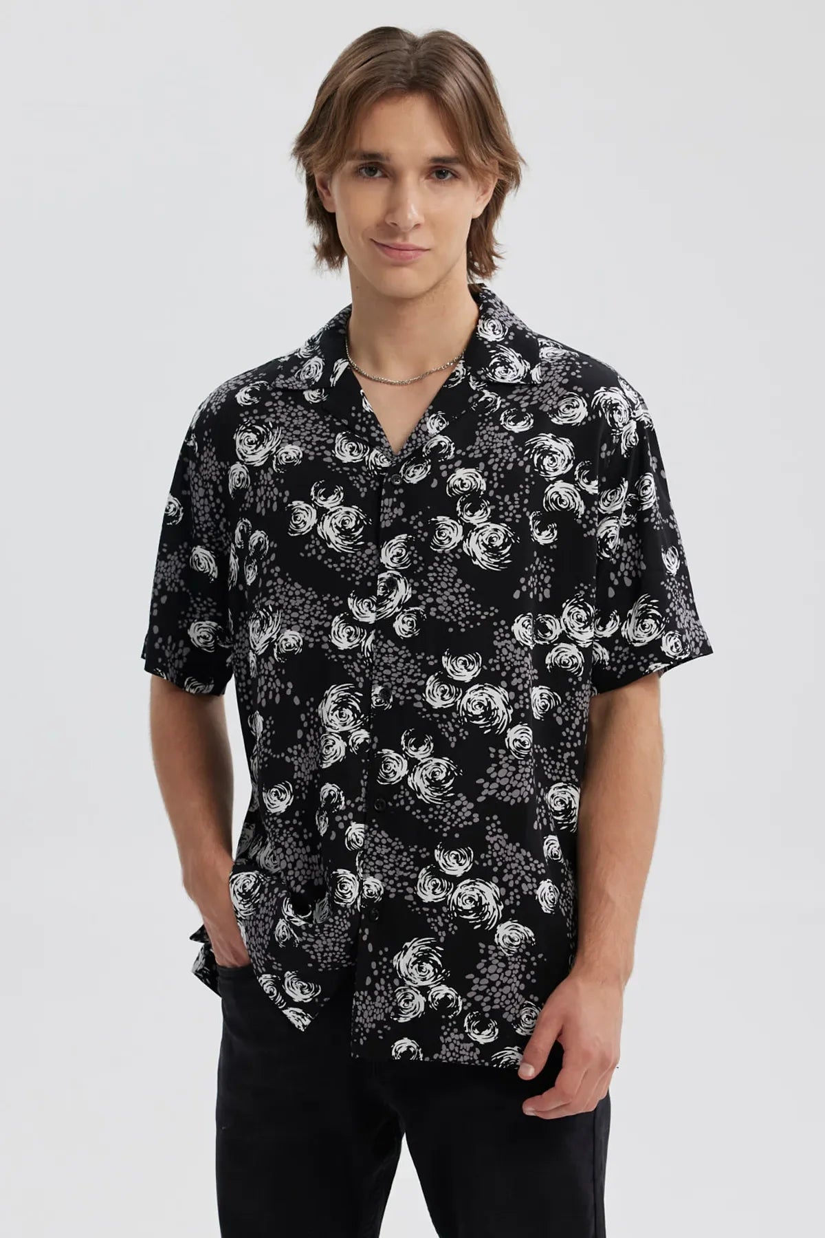 Camisa negra de hombre con estampado blanco y diseño floral abstracto