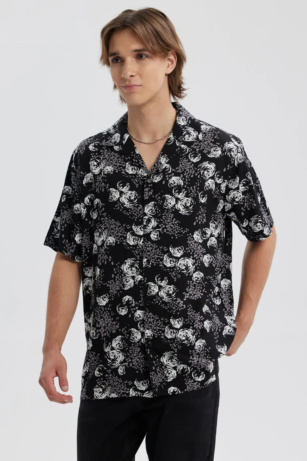 Camisa negra de hombre con estampado blanco y diseño floral abstracto