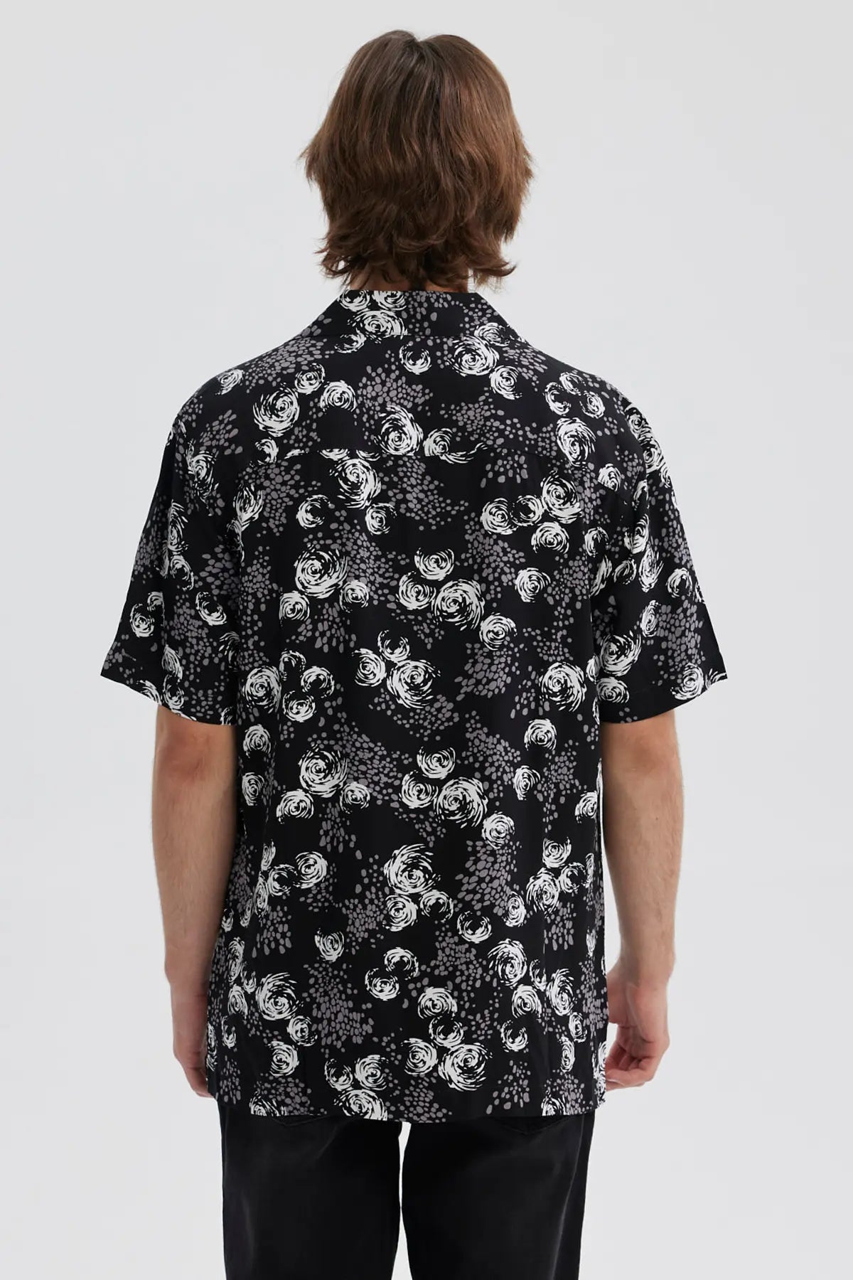 Camisa negra de hombre con estampado blanco y diseño floral abstracto