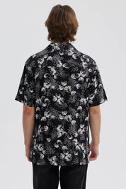 Camisa negra de hombre con estampado blanco y diseño floral abstracto