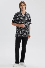 Camisa negra de hombre con estampado blanco y diseño floral abstracto