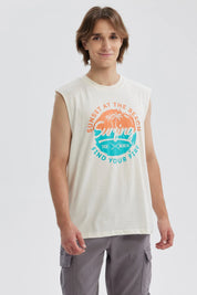 Polera sin mangas beige con estampado de playa y texto en colores vivos