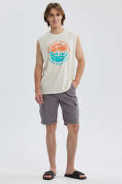 Polera sin mangas beige con estampado de playa y texto en colores vivos