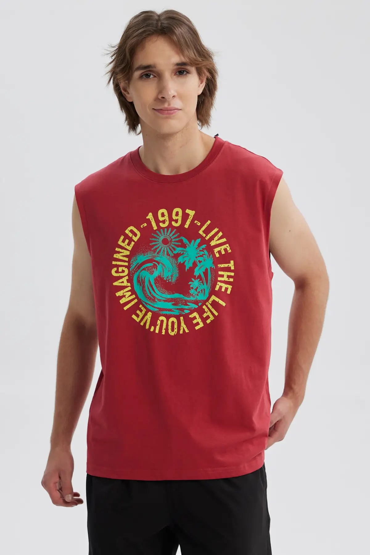 Polera roja sin mangas con estampado de ola y palmeras, texto circular 1997 Live the life you imagined