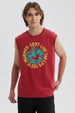 Polera roja sin mangas con estampado de ola y palmeras, texto circular 1997 Live the life you imagined