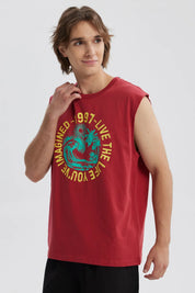 Polera roja sin mangas con estampado de ola y palmeras, texto circular 1997 Live the life you imagined