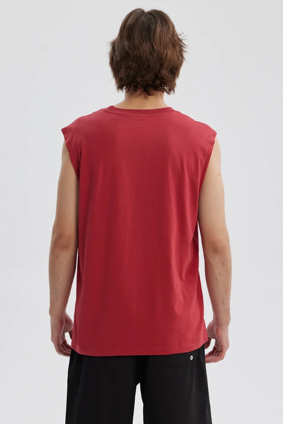 Polera roja sin mangas con estampado de ola y palmeras, texto circular 1997 Live the life you imagined