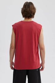 Polera roja sin mangas con estampado de ola y palmeras, texto circular 1997 Live the life you imagined