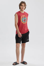 Polera roja sin mangas con estampado de ola y palmeras, texto circular 1997 Live the life you imagined