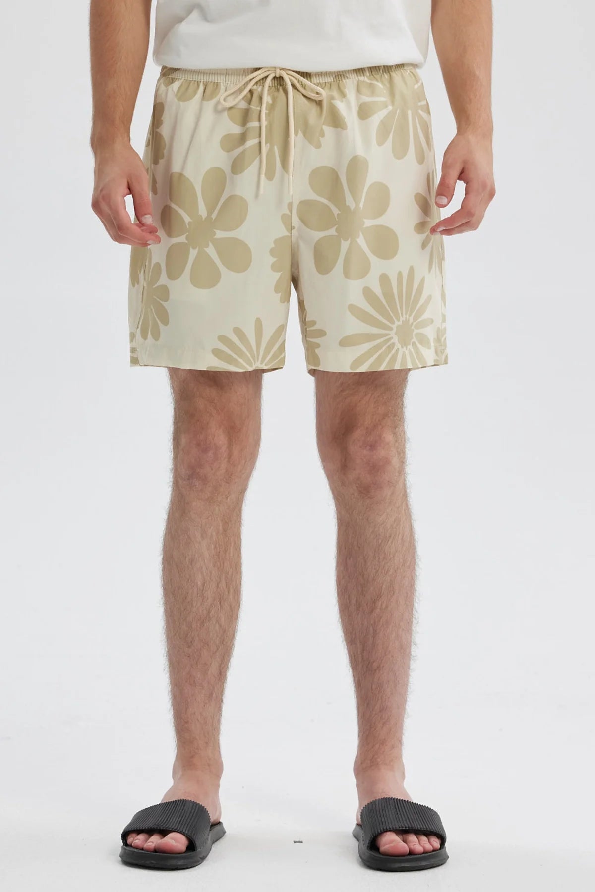 Short de baño hombre tropical beige con estampado floral en tonos claros y cintura ajustable