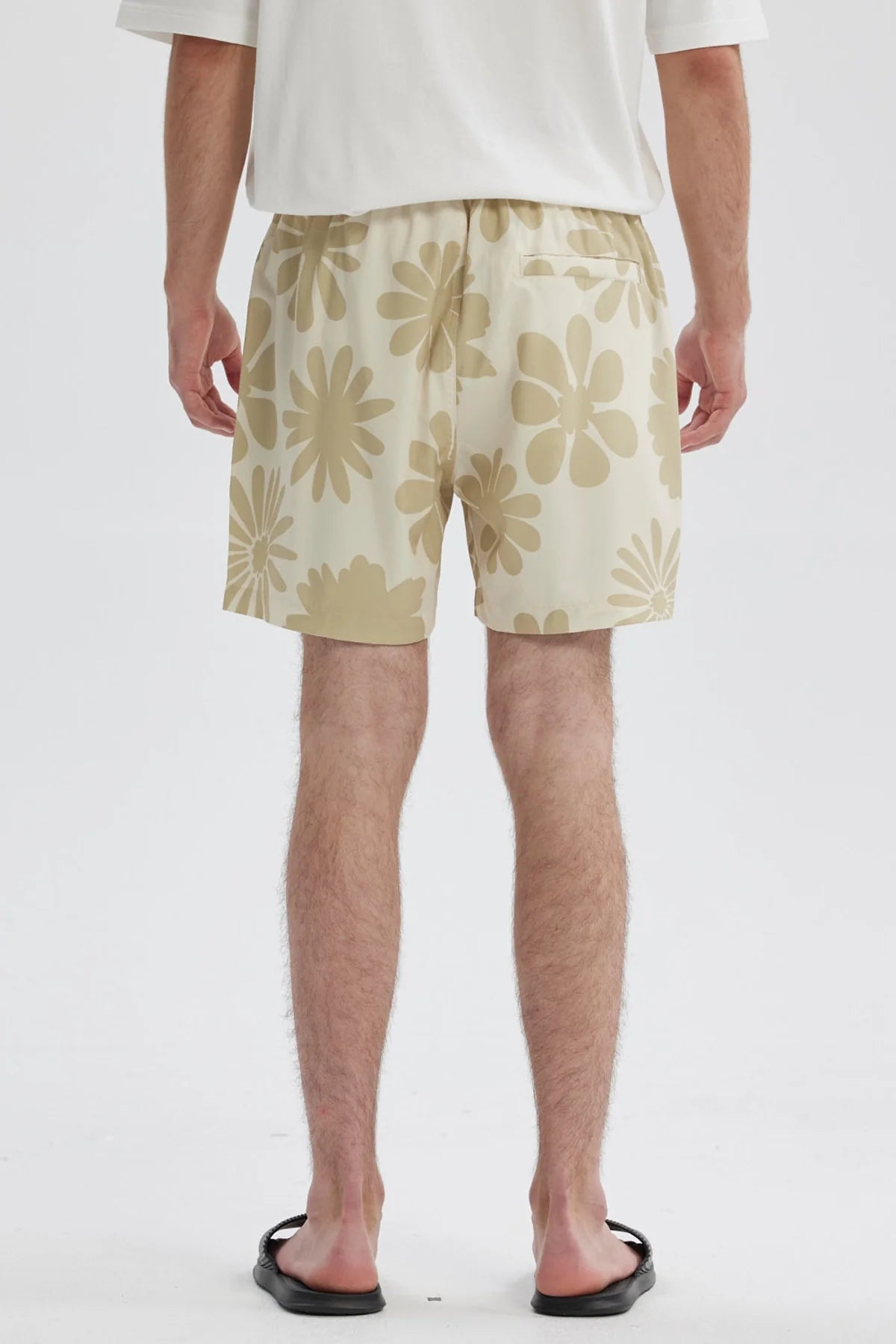 Short de baño hombre tropical beige con estampado floral en tonos claros y cintura ajustable