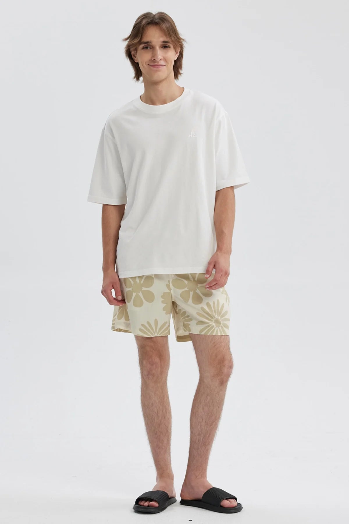 Short de baño hombre tropical beige con estampado floral en tonos claros y cintura ajustable