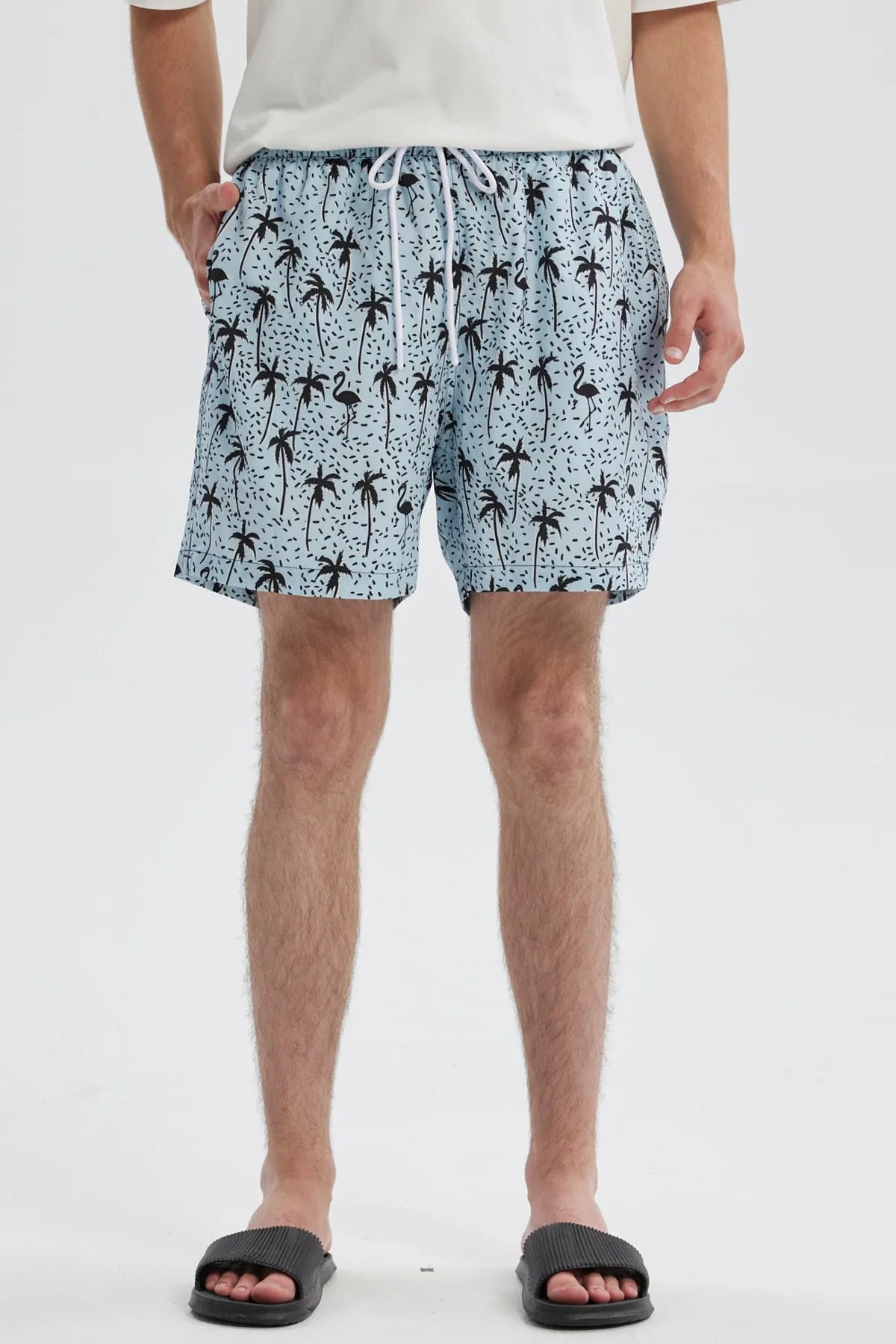 Short de baño azul celeste con estampado de palmeras y flamencos en blanco y negro