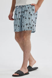 Short de baño azul celeste con estampado de palmeras y flamencos en blanco y negro