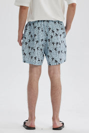 Short de baño azul celeste con estampado de palmeras y flamencos en blanco y negro