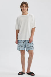 Short de baño azul celeste con estampado de palmeras y flamencos en blanco y negro