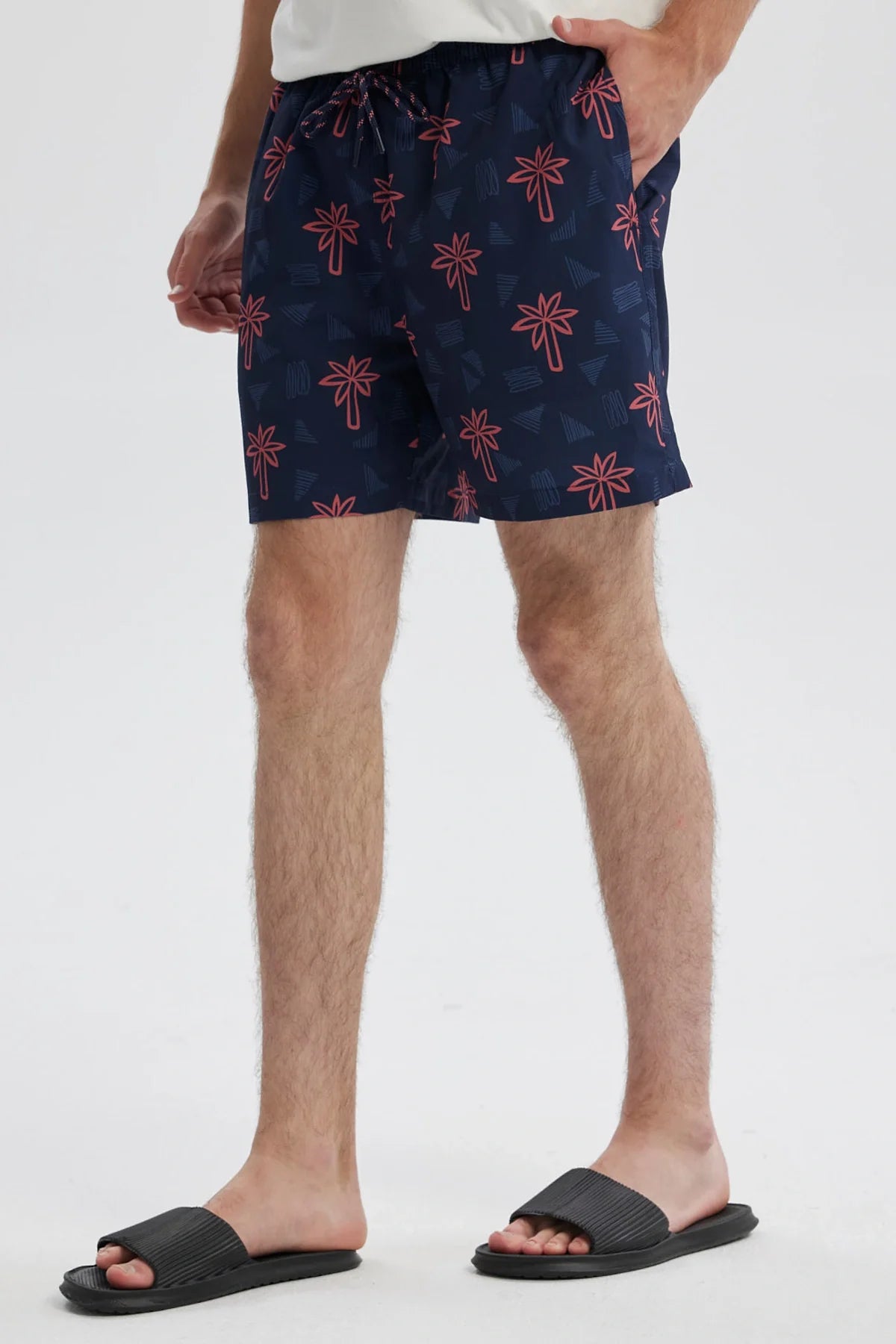 Short de baño azul con estampado de palmeras rojas sobre fondo azul
