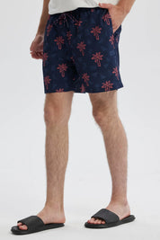 Short de baño azul con estampado de palmeras rojas sobre fondo azul