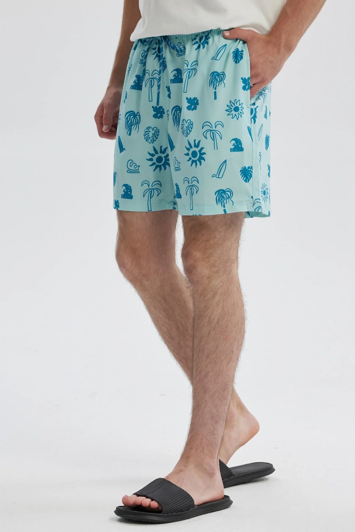 Short de baño azul celeste con estampado de palmeras y soles