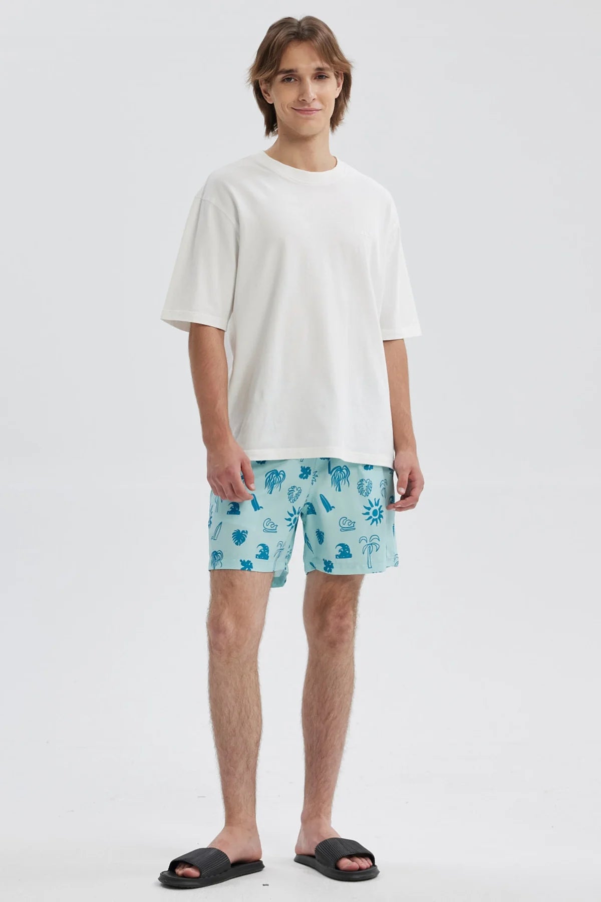 Short de baño azul celeste con estampado de palmeras y soles