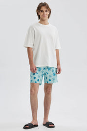 Short de baño azul celeste con estampado de palmeras y soles