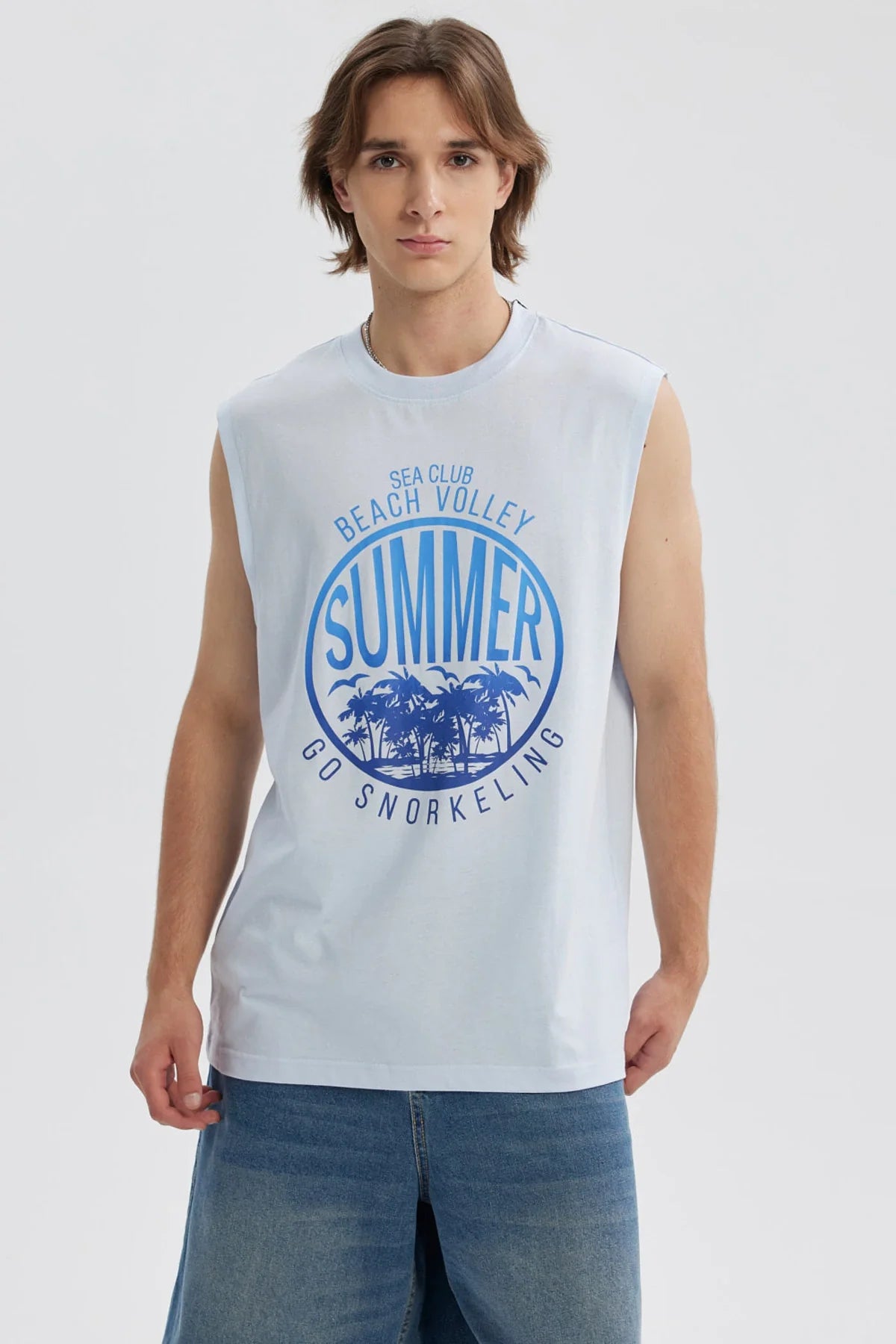 Polera hombre azul sin mangas con estampado de palmeras y texto Summer