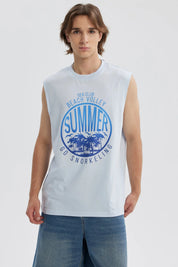 Polera hombre azul sin mangas con estampado de palmeras y texto Summer