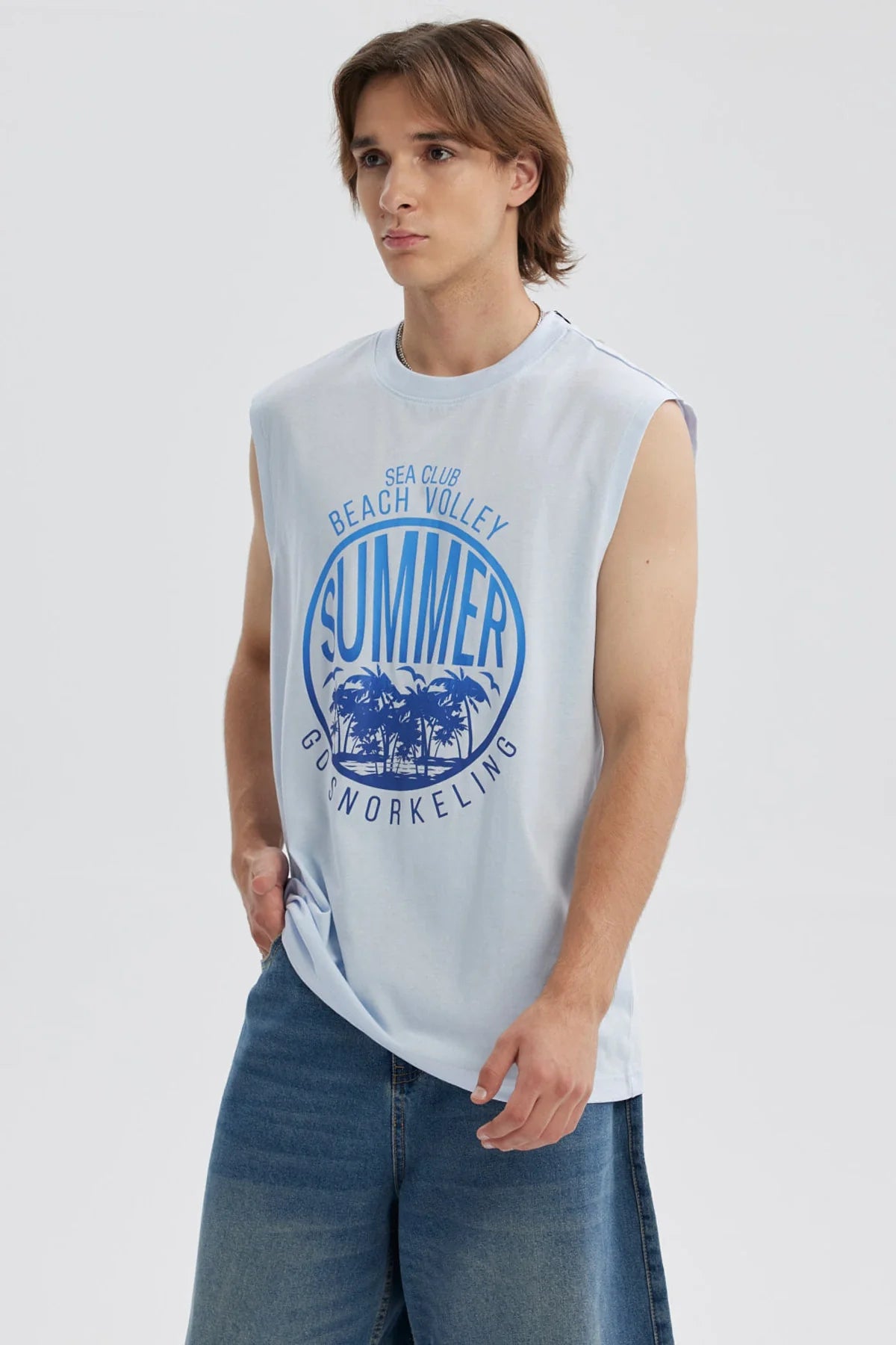 Polera hombre azul sin mangas con estampado de palmeras y texto Summer