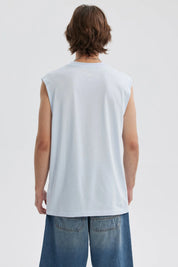 Polera hombre azul sin mangas con estampado de palmeras y texto Summer