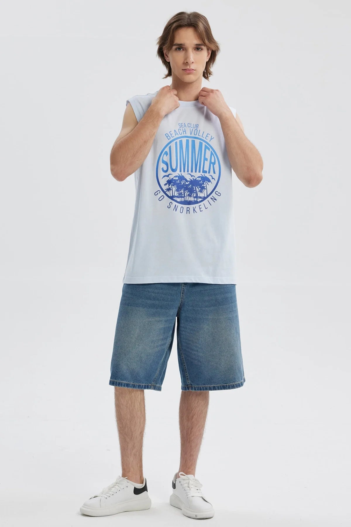 Polera hombre azul sin mangas con estampado de palmeras y texto Summer