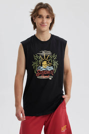 Polera negra sin mangas con diseño de palmeras y sol con texto Seashell Beach